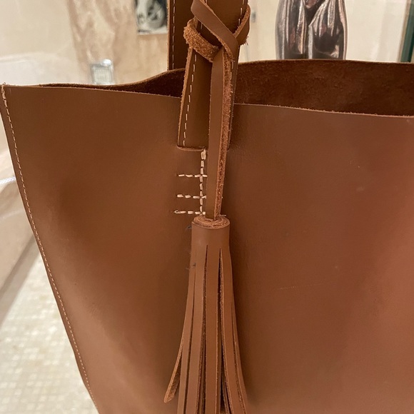 Elegant New Leather Handbag - Picture 4 of 4